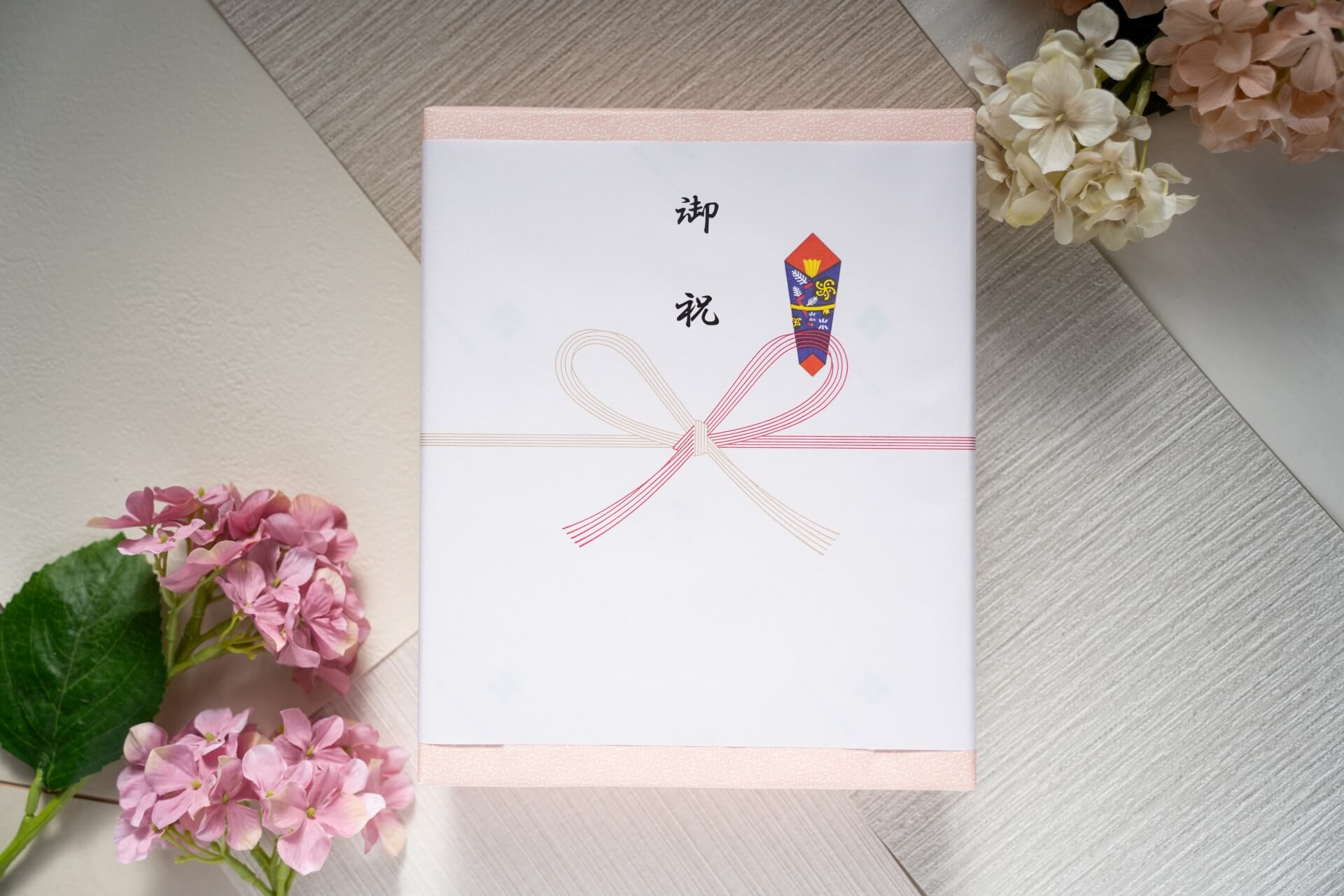 のし紙に「御祝」と書かれたギフト