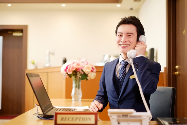 ホテルのフロントへの確認
