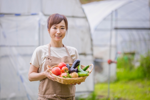 単身で田舎に移住して農業を行っている女性のイメージ