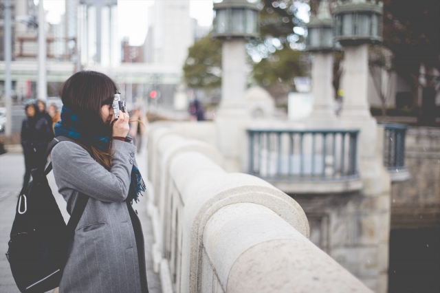 寒さ対策をしっかりして冬の旅行を楽しむ女性のイメージ
